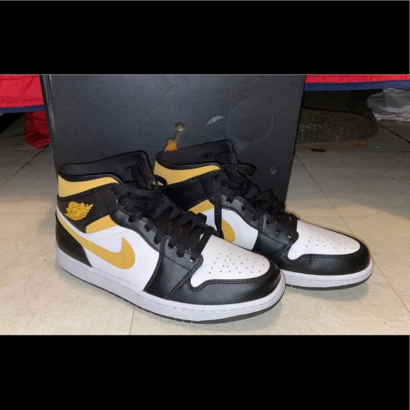 Air Jordan 1 Mids - Picture 2 of 5